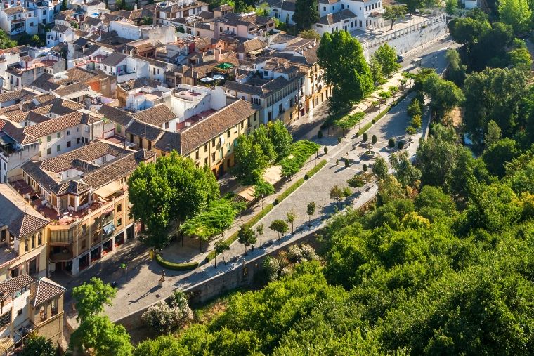 Vista aérea de la calle granadina el Paseo de los Tristes