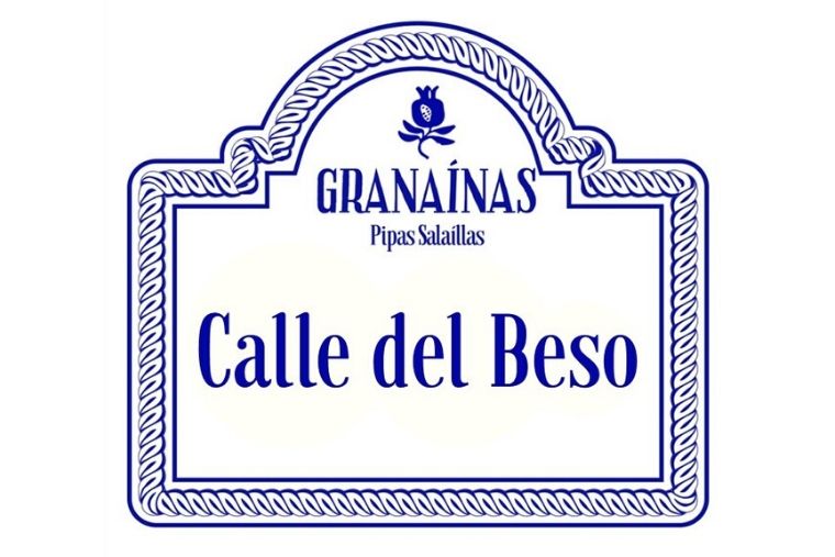 Placa típica de las calles de Granada con el nombre de la calle: Calle del Beso